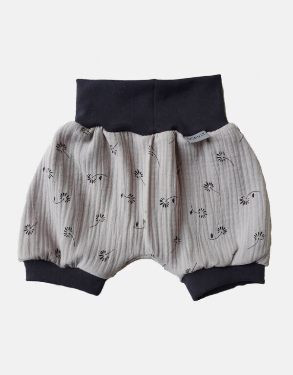 Kurze Hose aus Musselin hellgrau mit Blume Kurze Hose aus Musselin hellgrau mit Blume