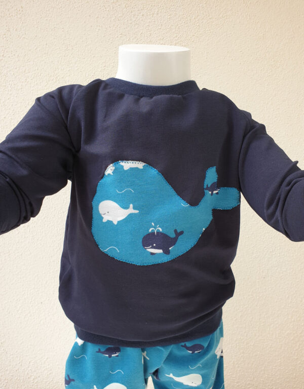 Langarm-Shirt dunkelblau mit Wal-Applikation Langarm-Shirt dunkelblau mit Wal-Applikation