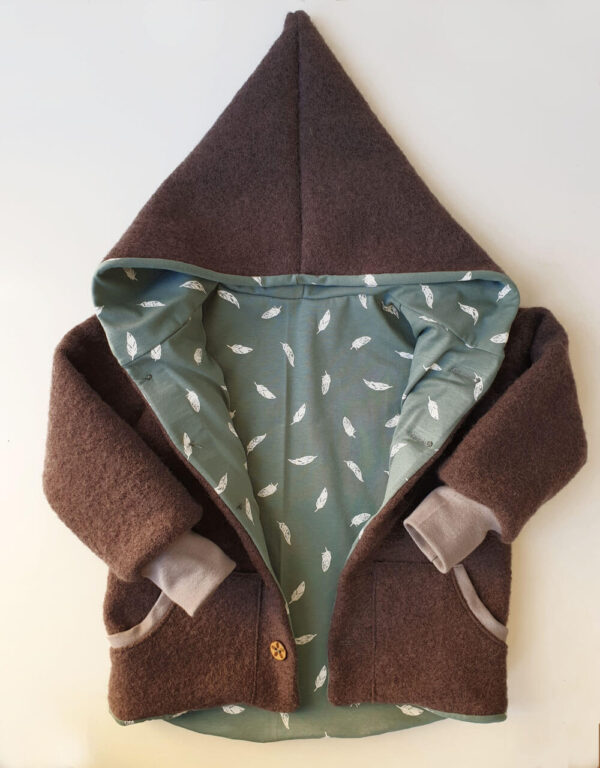 Walkjacke taupe, grün mit Feder