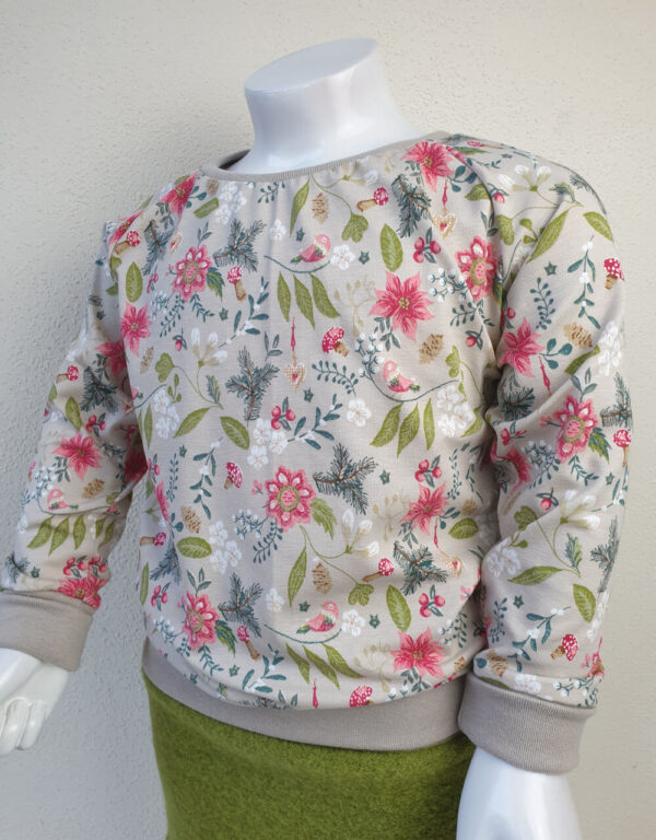 Langarm-Shirt beige mit Blumen und Blättern Langarm-Shirt beige mit Blumen und Blättern