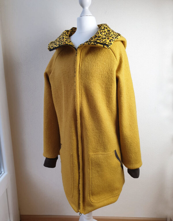Damenmantel aus Walk senf-gelb, Jersey gelb mit goldenem Leopardmuster Damenmantel aus Walk senf-gelb, Jersey gelb mit goldenem Leopardmuster