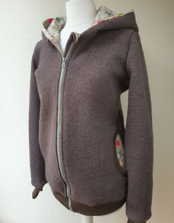 Damenjacke aus Walk taupe, grün-grau mit Federn (tailliert) Damenjacke aus Walk taupe, grün-grau mit Federn (tailliert)