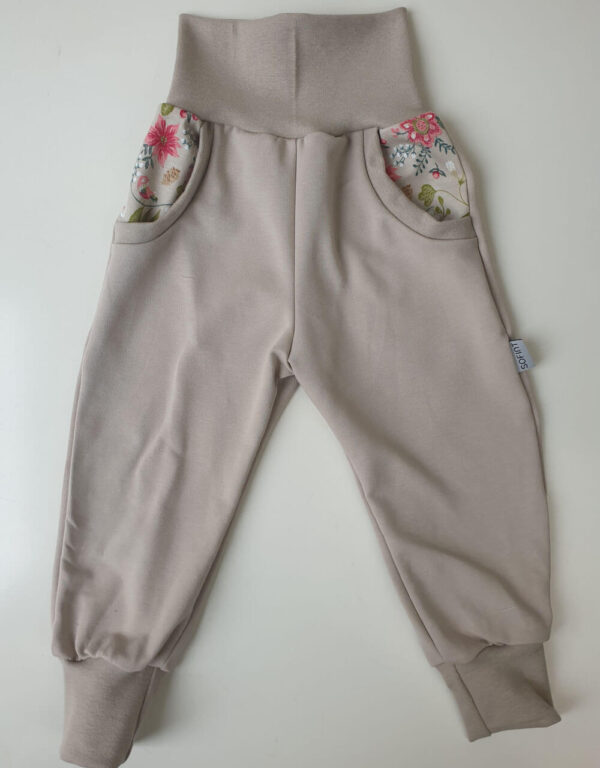 Pumphose beige, opt. Taschen beige mit Blumen und Blättern Pumphose beige, opt. Taschen beige mit Blumen und Blättern