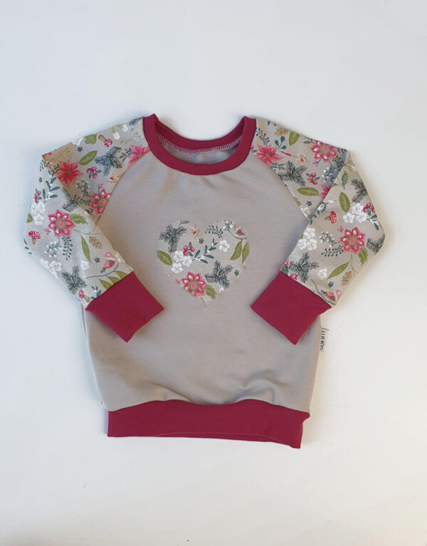 Langarm-Shirt beige mit Blumen und Blättern, Herz-Applikation Langarm-Shirt beige mit Blumen und Blättern, Herz-Applikation