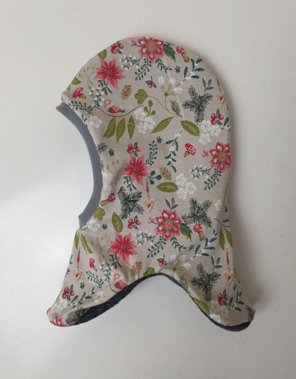 Schlupfmütze beige mit Blumen und Blättern