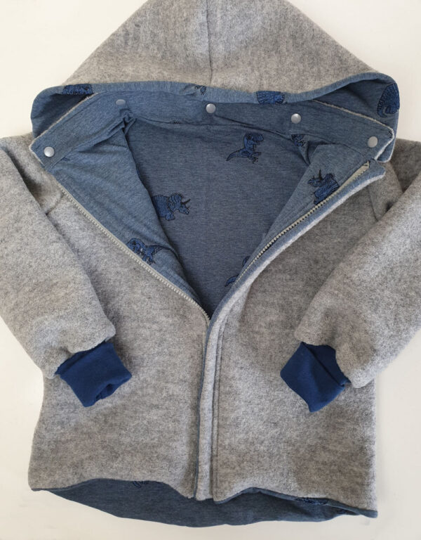 Walkjacke hellgrau, Jersey blau mit gestickten Dinos Walkjacke hellgrau, Jersey blau mit gestickten Dinos