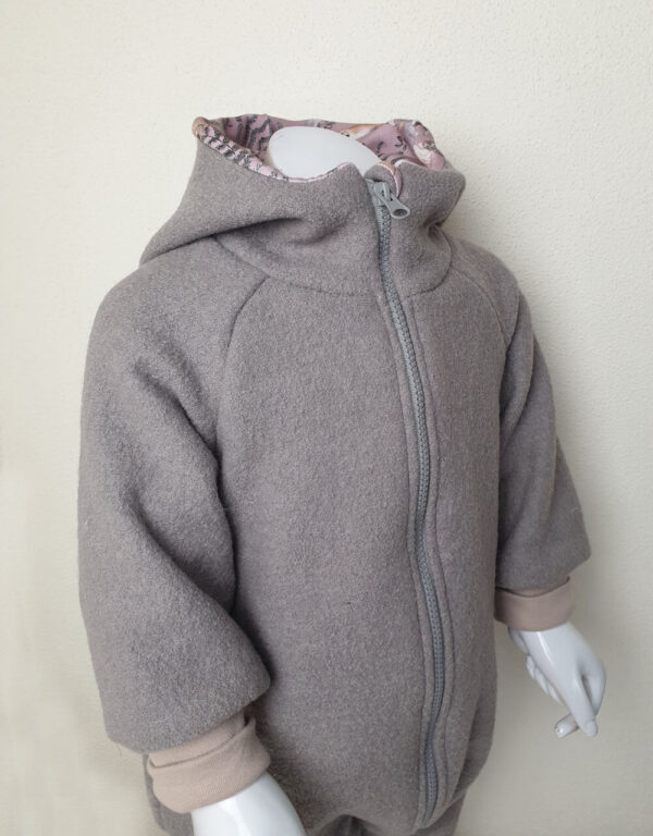 Walk-Anzug grau-beige, Bio-Jersey rosa mit Fuchs, Reh und Waschbär Walk-Anzug grau-beige, Bio-Jersey rosa mit Fuchs, Reh und Waschbär
