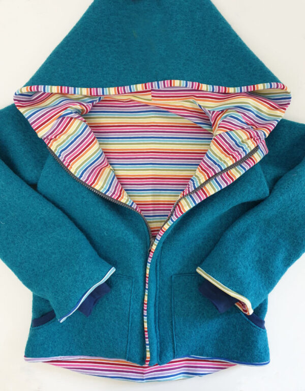 Walkjacke seegrün, Regenbogen-Streifen