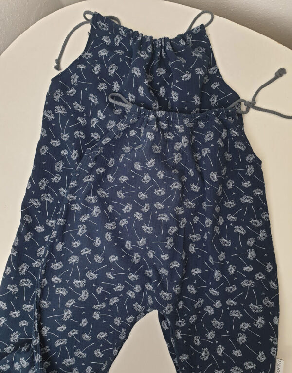 Romper aus Musselin dunkelblau mit Pusteblume Romper aus Musselin dunkelblau mit Pusteblume
