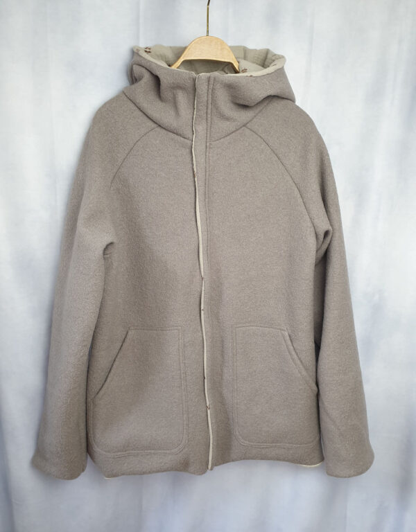 Damenmantel aus Walk grau-beige, Musselin sand mit goldenen Blättern Damenmantel aus Walk grau-beige, Musselin sand mit goldenen Blättern