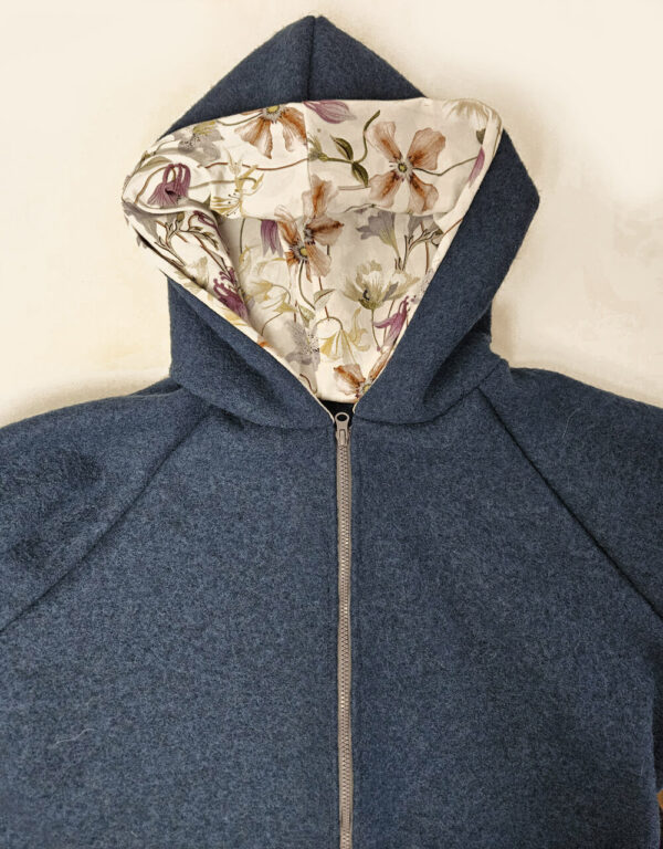 Damenjacke aus Walk dunkelpetrol, Bio-Jersey weiß mit großen Blumen (gerade) Damenjacke aus Walk dunkelpetrol, Bio-Jersey weiß mit großen Blumen (gerade)