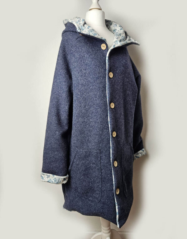 Damenmantel aus Walk kobalt-blau, Bio-Jersey weiß mit blauen Blättern