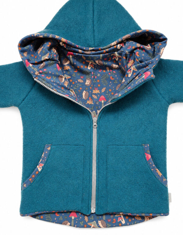 Walkjacke seegrün, Jersey blau mit Igel und Pilz